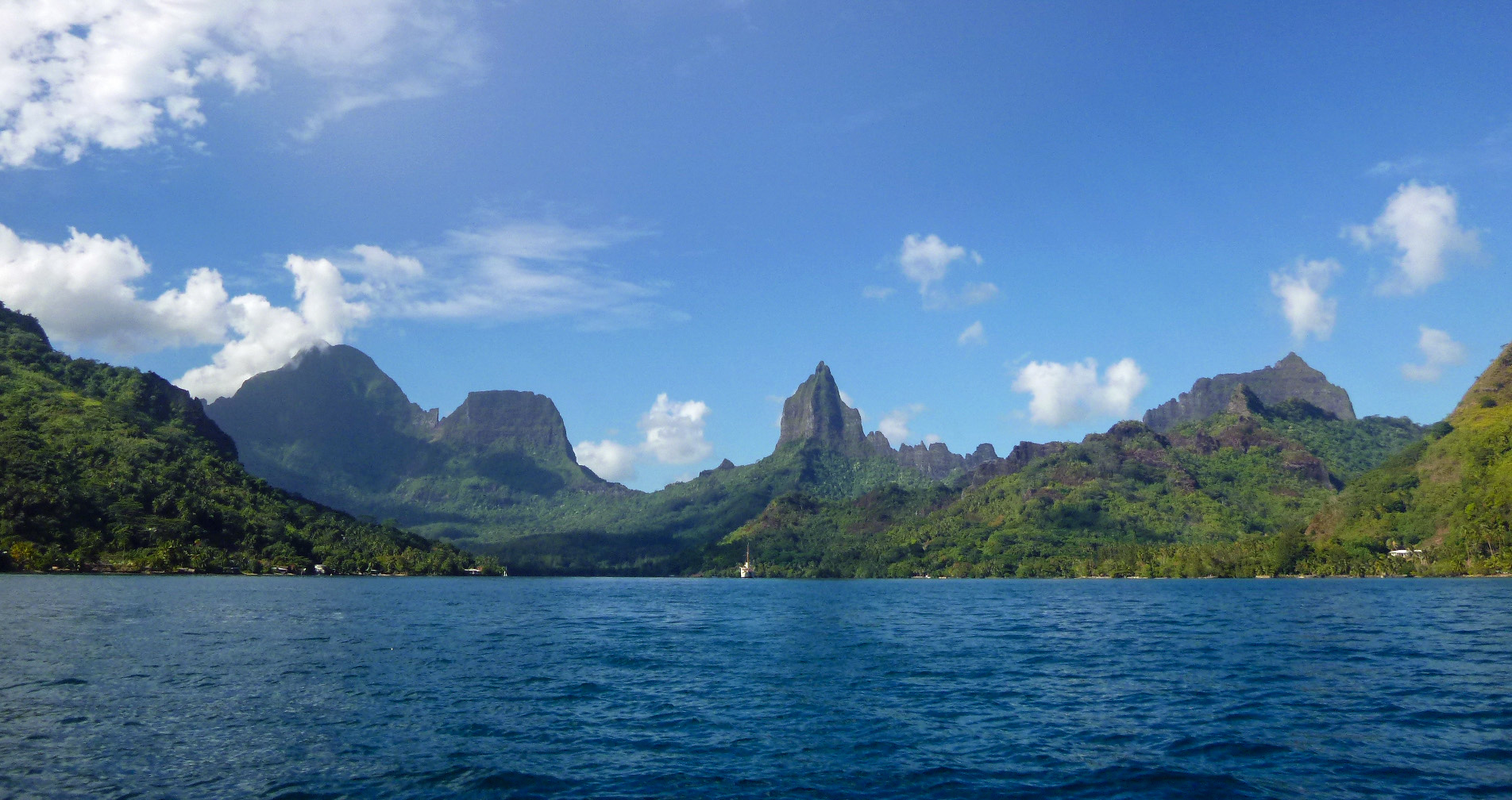 Views of Mo'orea from kayaking
