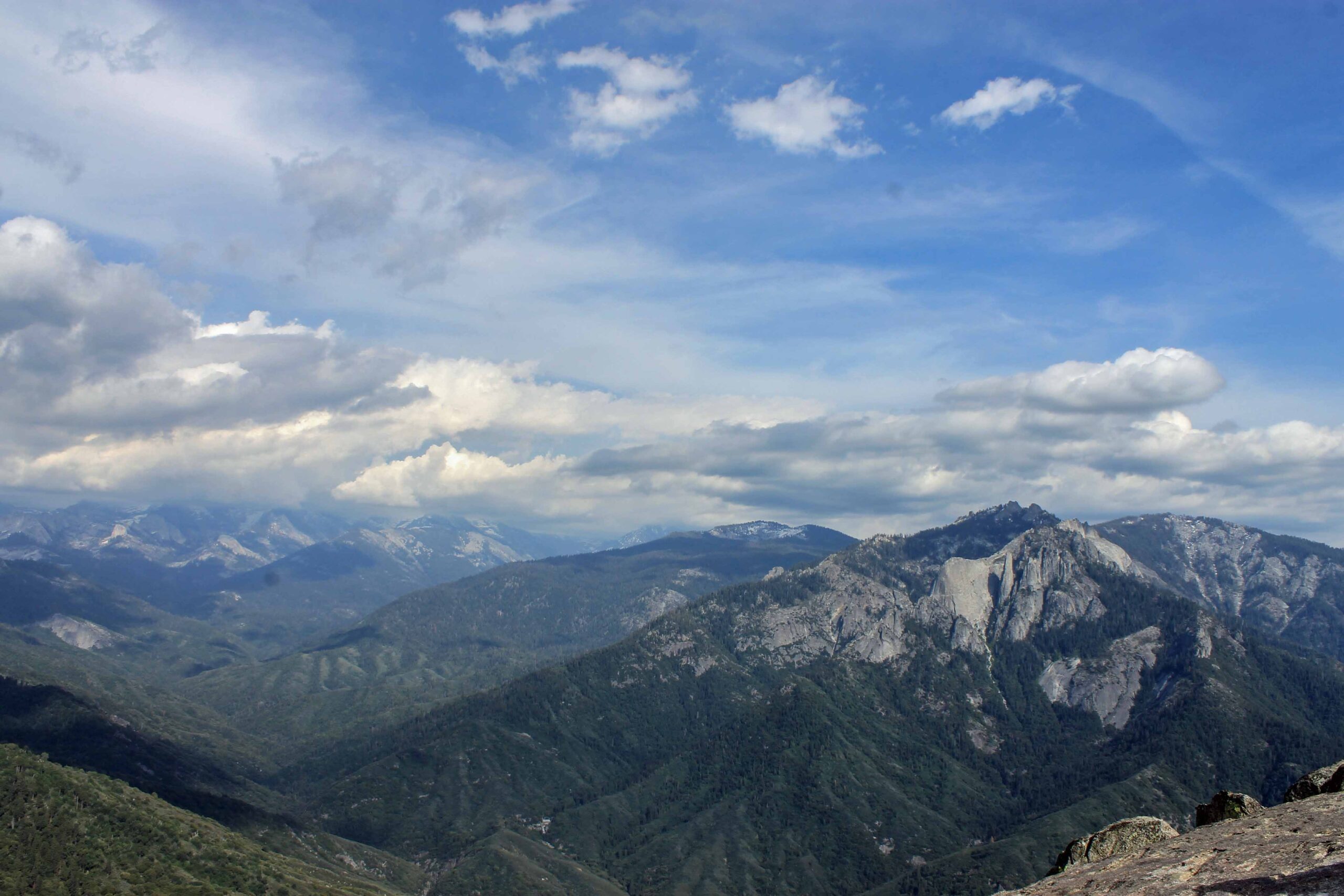 The views from the top of Moro Rock in Sequoia National Park