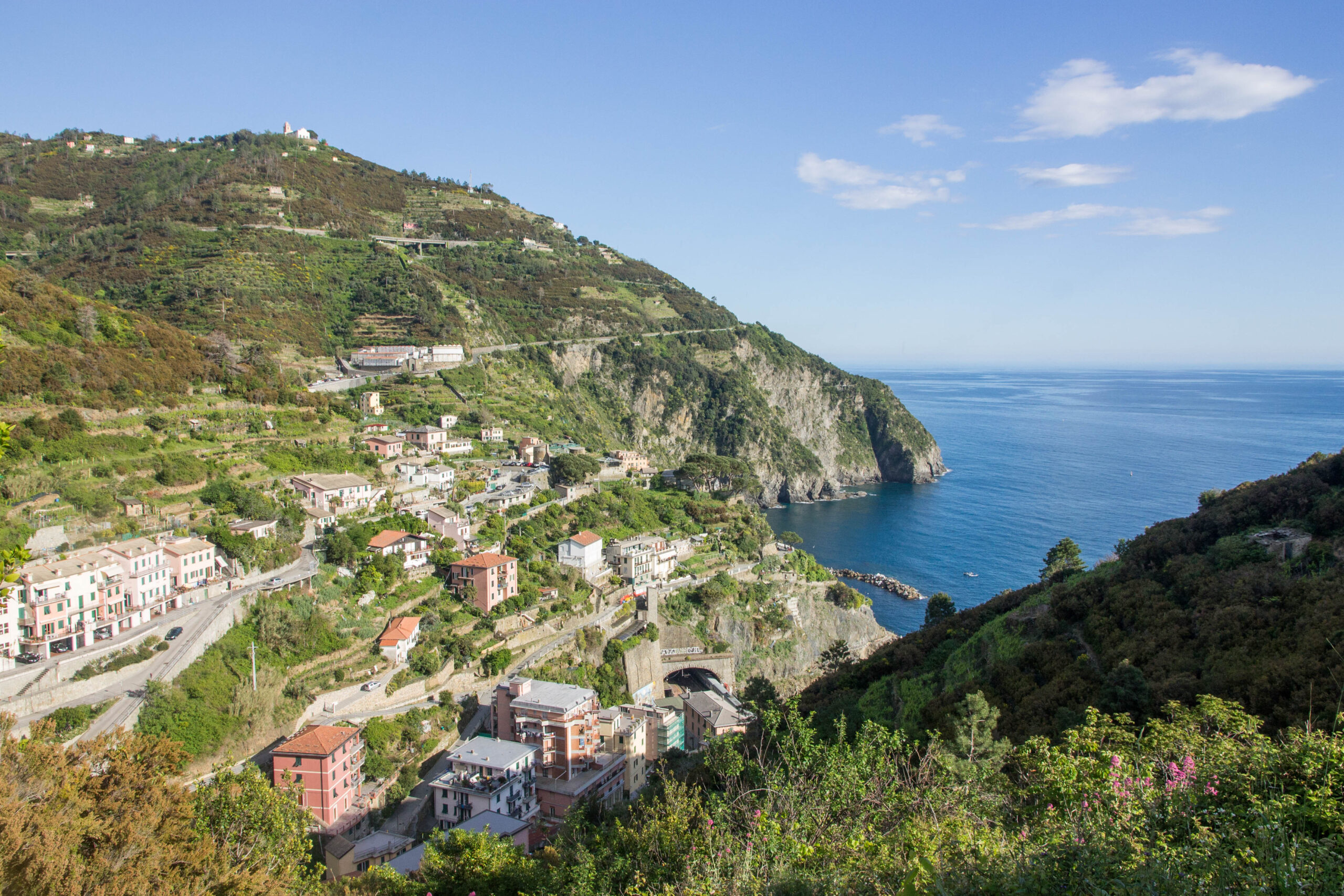 Coastal views hiking between Riomaggiore and Manarola