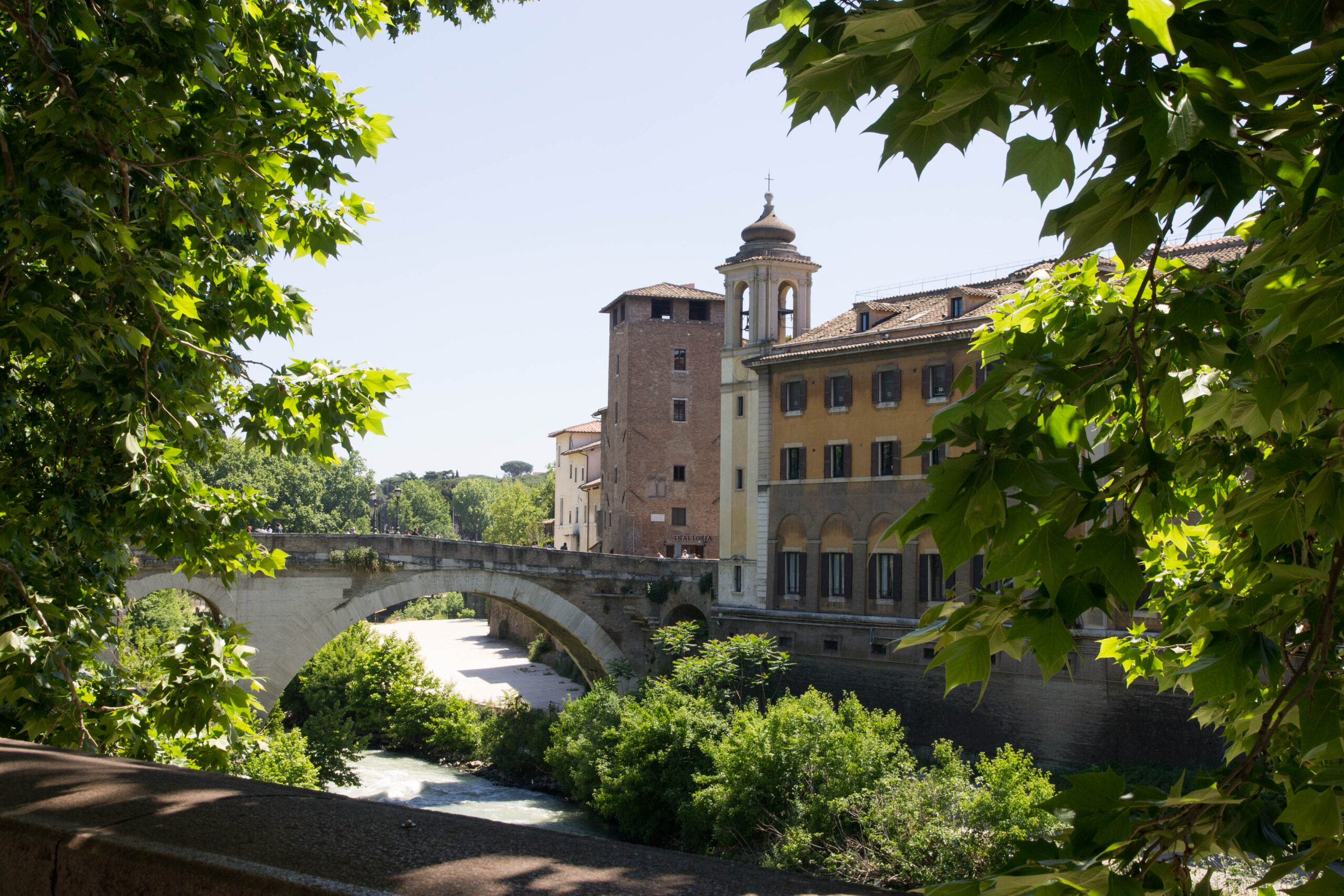 A walk along the Tiber River in Rome
