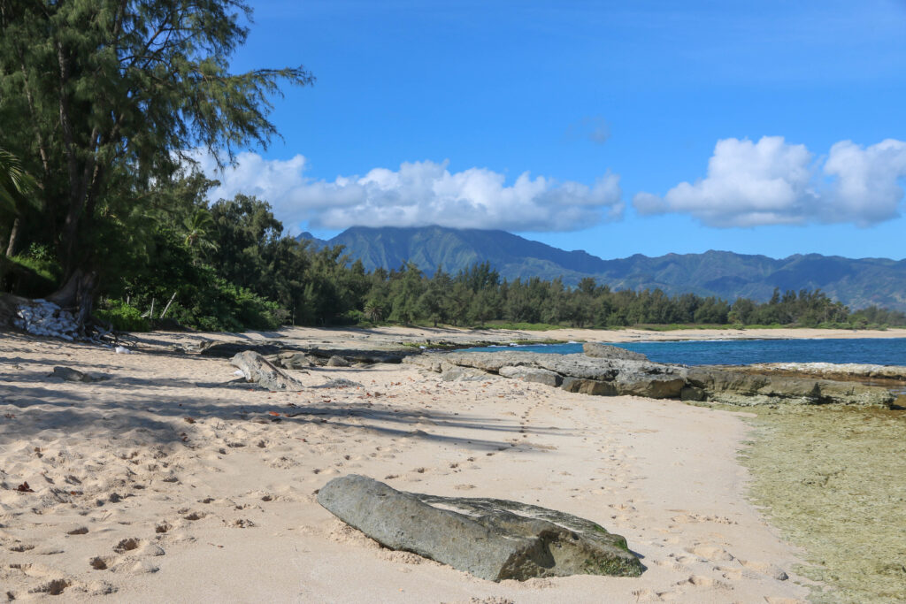 Papa'iloa Beach on Oahu, one of my favorite places to travel with little kids